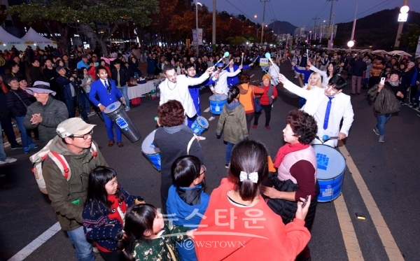 지난 10일 2018 여수 동동 북축제 프로그램 중 하나인 북 퍼레이드를 많은 시민과 관광객이 즐기고 있다.