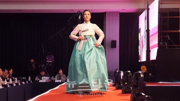한복의 존엄성을 알리고 평화와 통일을 염원하는 제 11회 '사랑해요 대한민국 한복모델 선발대회'에서 김하나(서울, 38세) 참가자가 무대 위에서 워킹을 선보이고 있다.