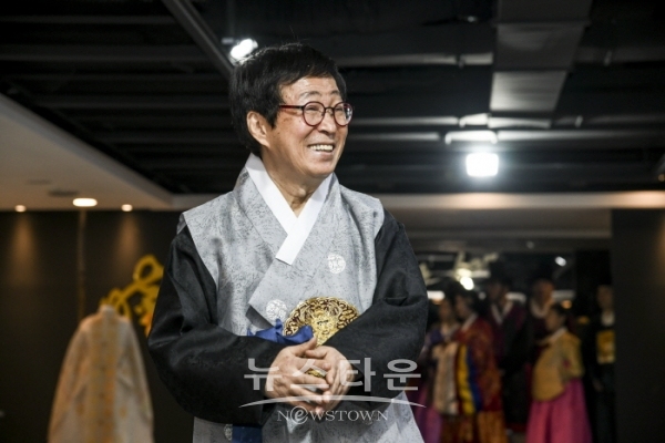 강태경 실로그리다 “한국전통자수와 조선왕조의상”展(김한정 기자)