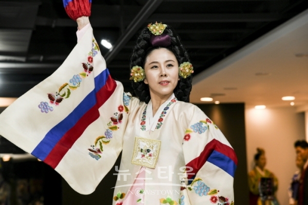 강태경 실로그리다 “한국전통자수와 조선왕조의상”展(김한정 기자)