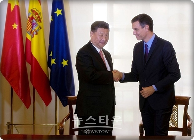 스페인 현지 언론 보도에 따르면, 스페인 정부는 중국 측에 “유럽과 아시아를 잇는 계획은 유럽연합(EU)의 골조에 대치되는 것”이라며 협력 각서 서명을 보류한 것으로 알려졌다.