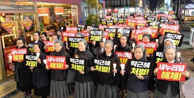 수녀들이 박근혜 구속을 외치고, 새누리당 해체를 외치며 국민을 선동하는 길거리 시위를 하고 있다.