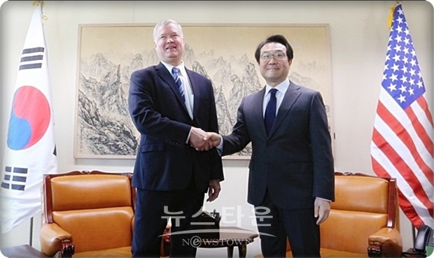 이도훈 한반도평화교섭본부장(위 사진 왼쪽)도 “미국이 이번 회담의 일환으로 타미플루(Tamiflu)를 북한에 제공하려는 한국의 계획을 지지하기로 합의했다”고 말했다.