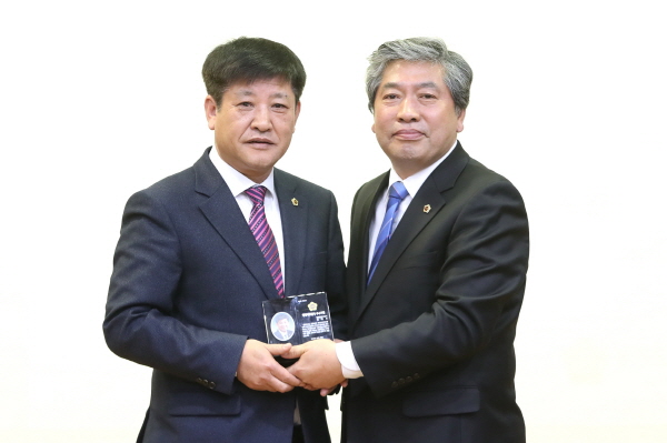 행정사무감사 우수의원 수상 김판수 의원(왼쪽), (오른쪽) 송한준 의장