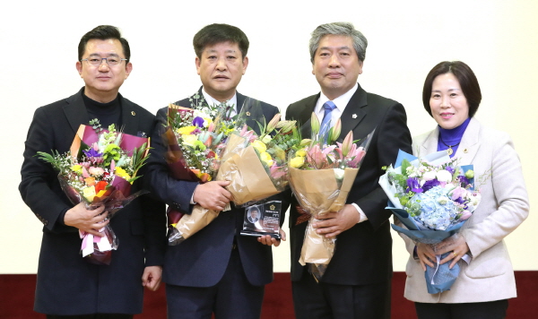 행정사무감사 우수의원 수상(왼쪽부터)박근철 안행위원장 김판수 의원 송한준 의장 서현옥 의원