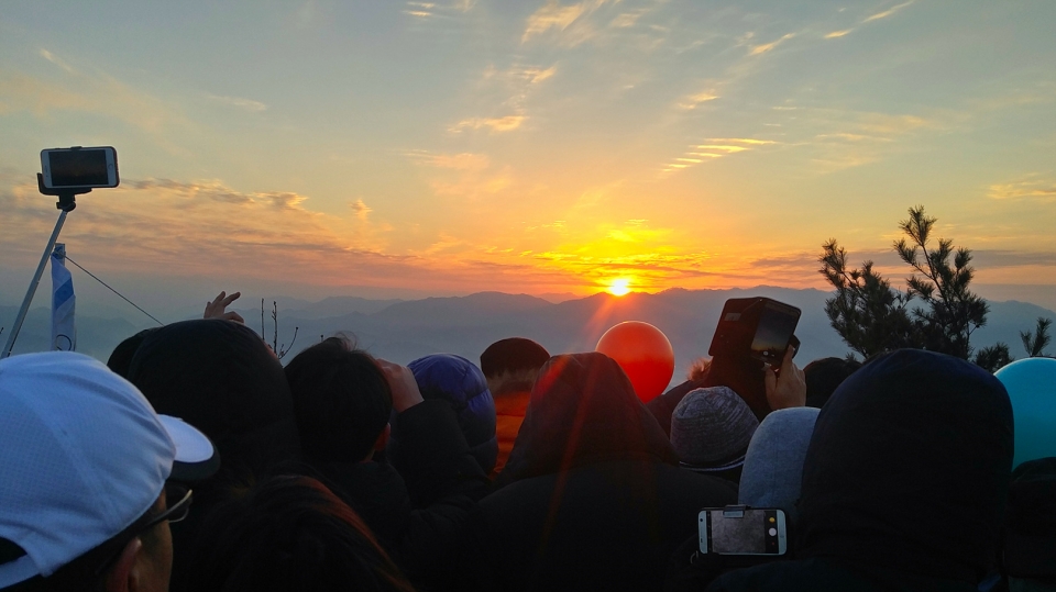홍천 정명 새로운 천년의 첫 일출이 공작산과 운무산 위로 떠오르고 있다