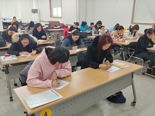 지난해 진행되었던 결혼 이민자 한국어 교실 레벨 테스트 장면