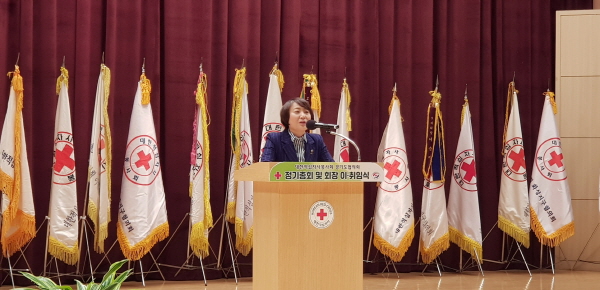 안혜영 부의장이 대한적십자사봉사회 회장 이취임식에 참석하여 축사를 하고 있다.