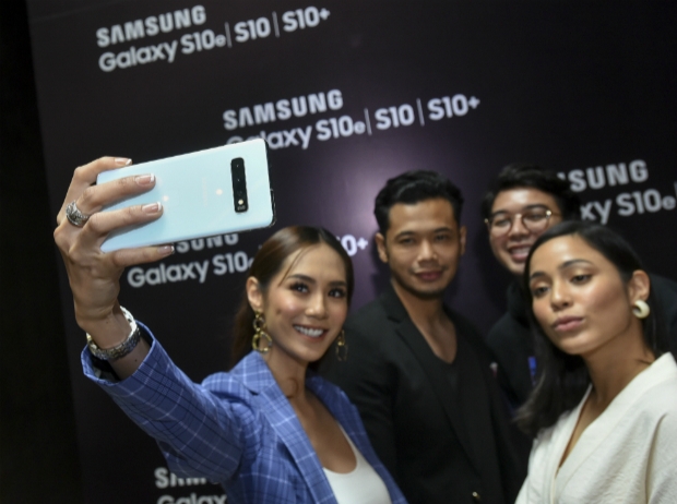 3월 1일(현지시간) 말레이시아 겐팅 하이랜즈의 대형 쇼핑몰 스카이 애비뉴(Sky Avenue)에서 미디어, 소비자 등 300여 명을 대상으로 진행된 ‘갤럭시 S10’ 출시 행사에서 참석자들이 제품을 체험하고 있다.