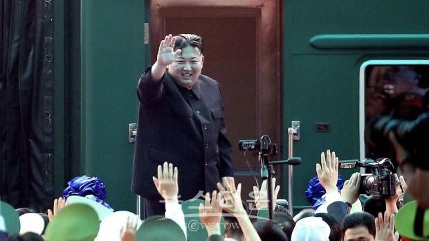 김 위원장은 특히 “수령의 혁명 활동과 풍모를 신비화하면 진실을 가리 우게(가리게) 된다”고 말해 그동안 최고지도자를 ‘신비화’하는 데 주력해온 기존의 북한 선전·선동 방식의 변화를 시사하기도 했다.