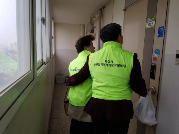 진안동 푸드스탬프 프로그램에 참여한 봉사자들이 도시락을 가정에 직접 배달하고 있는 모습