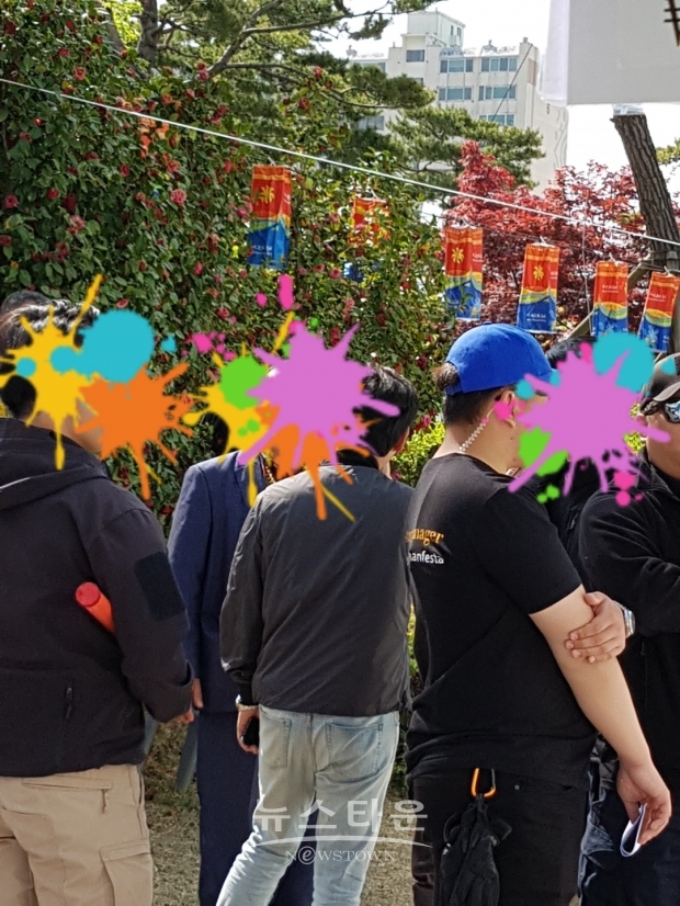 김해가야축제장에서 판매자들과 시민들이 행사진행자들에게 항의하고 있다.
