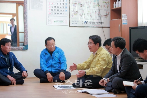 오세현 아산시장이 지난 5월 1일 아산시 선장면 신덕2리 마을회관을 찾아 악취 민원 관련 주민 간담회를 가졌다.