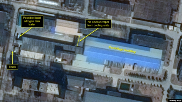 미국의 북한전문매체 38노스는 5일 북한 영변 핵단지 내 우라늄 농축 공장 주변에서 액화질소 운반용 트레일러로 보이는 차량이 정기적으로 운행되고 있는 것이 상업위성을 통해 포착됐다고 밝혔다. 38노스 홈페이지 캡처