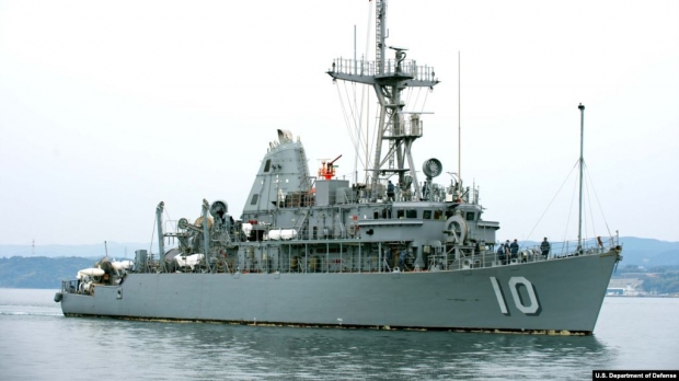 미 해군의 어벤저급 기뢰대항함인 USS 워리어가 일본 사세보 해군기지 주변 바다에서 기동하고 있다.