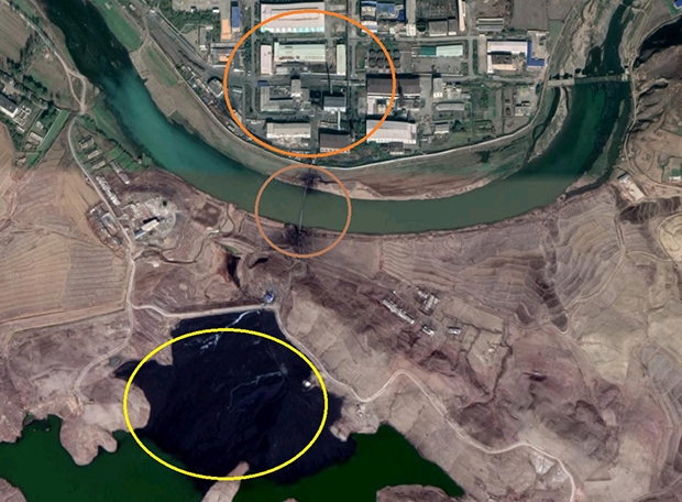 북한의 평산 우라늄공장(맨 위 원)과 폐기물운반용 파이프(중간 원), 그리고 폐기물이 있는 저수지.