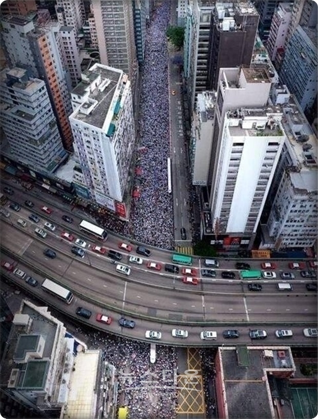 18일 홍콩 시위 현장. 300만 명의 대규모 시위가 이날 저녁 이뤄질 것으로 보이며, 중국의 무력 개입 여부가 세계의 이목을 집중시키고 있다.