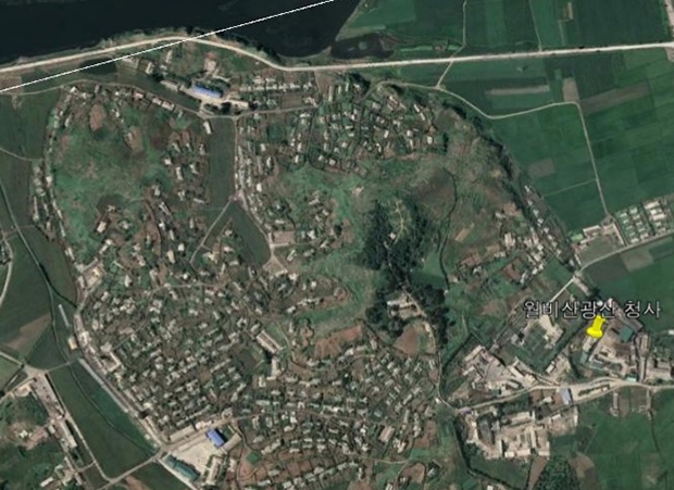 평안남도 순천시에서 우라늄광석을 캐고 있는 ‘월비산 광산’ 청사와 주민마을. /구글 위성사진 캡처