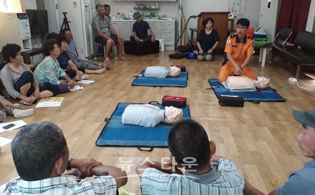 서천소방서가 지난 8월 21일 오후, 서천군 마서 홍덕리 경로당에서 어르신 20여명을 대상으로 찾아가는 심폐소생술 교육을 진행했다.