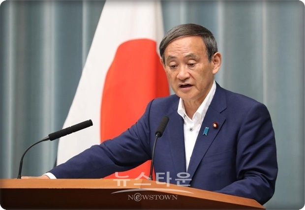 스가 요시히데 일본 관방장관은 “(한국의) 대법원 판결로 한국 측에 창출된 국제법 위반상태를 해결할 것을 계속 강하게 요구하고 싶다 ”며 문 대통령의 발언에 강력히 반박했다.
