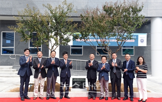 순천향대학교가 지난 8월 30일 교내 RIC교육연구동 신축건물 앞에서 중국 안후이중의약대학교와의 교류 10주년을 상징하는 기념식수 행사를 가졌다.