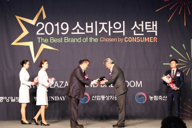동성제약 마케팅본부 오두영 이사(사진 오른쪽)가‘2019 소비자의 선택’ 셀프염색제 부문 대상을 수상하고 있다