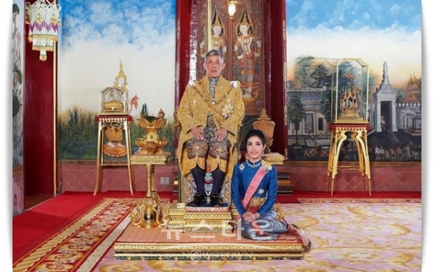 태국 국왕은 올 7월 28일 육군 간호사였던 시니낫(34)에게 고귀한 배우자 칭호를 부여했었다. 그러나 성명에서 밝힌 것처럼 시니낫은 ‘국왕에 불복종, 왕비처럼 행동, 왕비자리 넘보기’ 등 ‘야심’ 때문에 모든 지위를 잃게 됐다는 것이다.