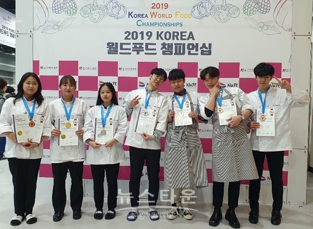 충남도립대 호텔조리제빵학과 학생 18명이 지난 11월 1일∼2일 서울 양재 AT센터에서 열린 ‘월드푸드·베버리지 챔피언십 대회’에서 금·은·동을 차지했다.