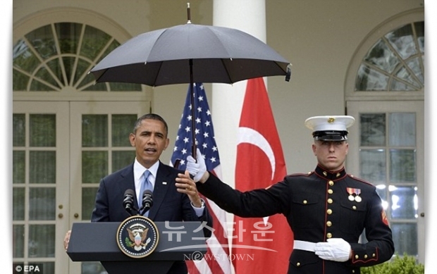미국에서는 지난 2013년 당시 버락 오바나 대통령과 터키의 에르도안 대통령이 기자회견 도중에 빌을 맞았을 때, 해병대원 2명이 두 정상의 머리 위로 우산을 펴는 장면이 방영되기도 했다.