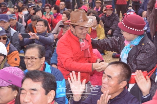 산악회원들 김 의원의 손을 잡아주며 소통을 하고 있다.