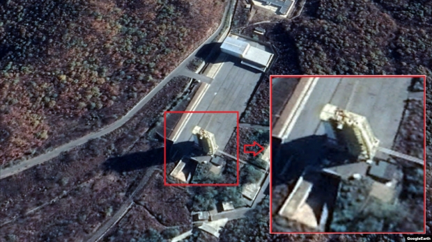 동창리 서해 발사장의 발사대 뒤쪽으로 5~6개의 새로운 물체가 포착됐다. 상당수 과거 위성사진에 없던 것들로 차량과 장비로 추정된다. CNES/Airbus (Google Earth)