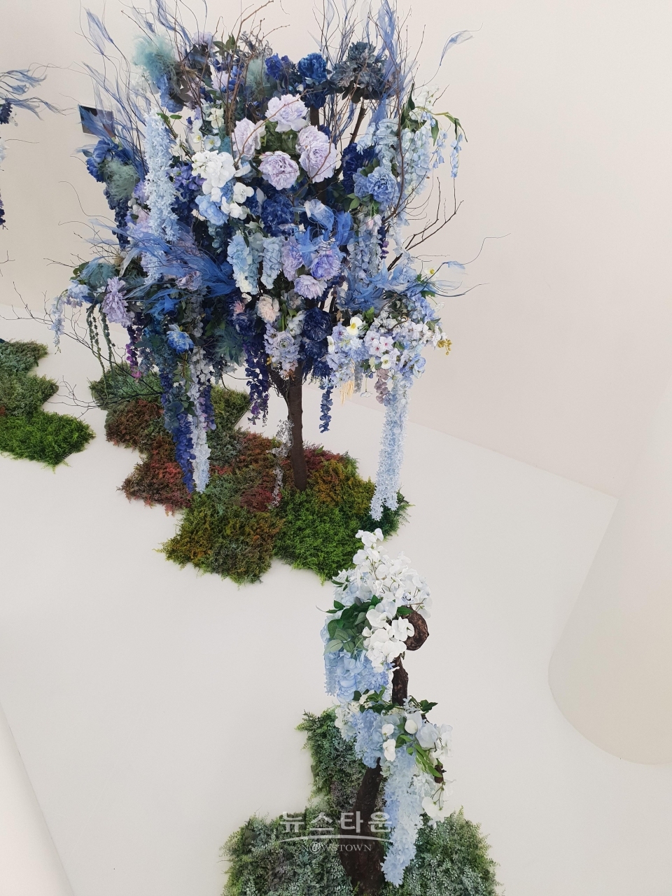 구조물 위에서 내려다 보이는 형태로 구성된 강은영 작가의 Blue Alkanet Tree 설치 작품