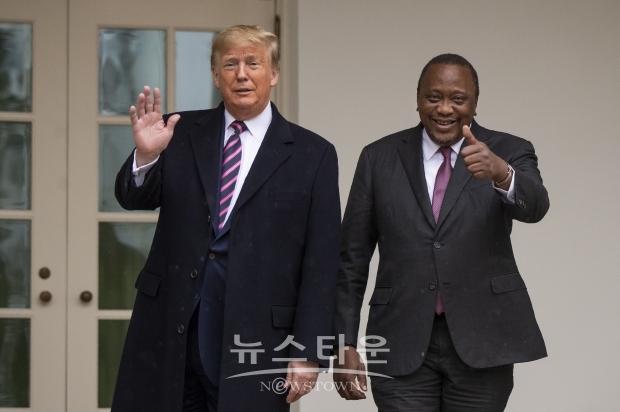 라이트하이저 미 무역대표부(USTR) 대표는 “케냐는 미국의 중요한 전략적 파트너인 아프리카 대륙 전체에서 인정받는 지도자인데, 우리가 경제적, 상업적 유대관계를 심화시킬 수 있는 엄청난 잠재력이 있다”고 말했다. 위 사진 오른쪽이 케냐타 케냐 대통령(사진 : 백악관)