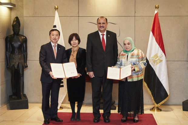 (좌로부터) SK플라즈마 대표 한국보건산업진흥원 이행신 단장 주한 이집트 하짐 파미 대사 아크디마 회장과 단체 사진