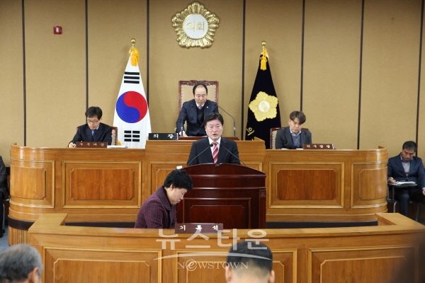 하동세계차엑스포 개최 촉구를 발표하고 있는 정영섭 의원