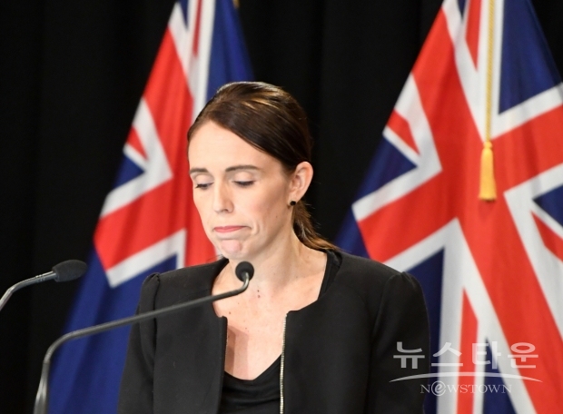저신다 아던 (Jacinda Kate Laurell Ardern) 뉴질랜드 총리(위 사진)는 기자회견에서 다른 나라에서도 하고 있듯이, 국가로서 우리 모두가 자주적인 격리에 대비할 때라면서 “집에 있는 게 필수적인 일”이라고 말했다.