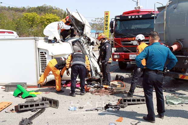 4월 28일 오전 10시경 충남 예산군 대술~신양방면 21번국도 산정주유소앞에서 대형트럭과 포토차량이 충돌하는 사고가 발생했다.