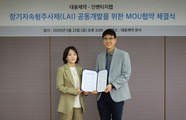 대웅제약 전승호 대표(오른쪽)와 인벤티지랩 김주희 대표