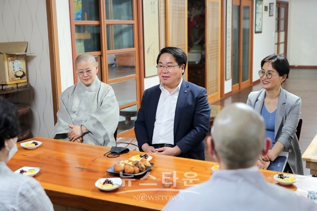 오세현 아산시장이 관내 사찰을 방문한 가운데 생활 속 거리두기를 협조 요청했다.