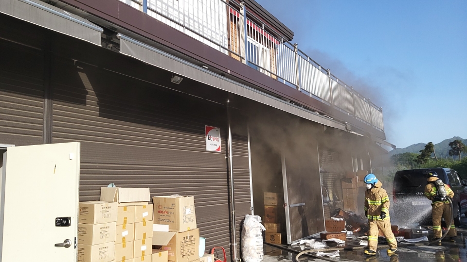 지난해 5월 의약외품 보관 창고에서 발생한 화재 : 자료사진