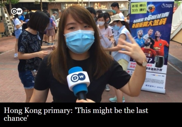 홍콩 정부 고위관계자는 경선에 대해 홍콩안보법 위반 가능성이 있다고 위협, 시민들이 무서워서 투표 참여율이 낮을 것이라는 소문과는 달리, 주최자 목표인 17만 명을 큰 폭으로 웃도는 약 61만 명 이 투표했다.(사진 : Deutsche Welle 화면 캡처)
