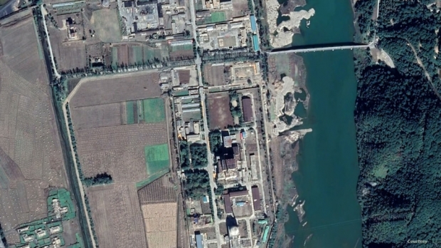 지난해 10월 영변 핵 시설을 촬영한 위성사진. 강변에서의 굴착작업과 일부 차량들의 움직임이 확인된다. 사진제공 CNES/Airbus (Google Earth).