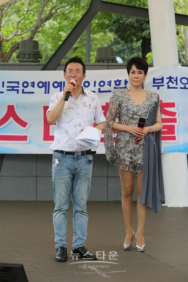 왼쪽부터 사단법인 대한민국연예예술인연합회(대표 이사장 황계호), 인기 가수 '유미'