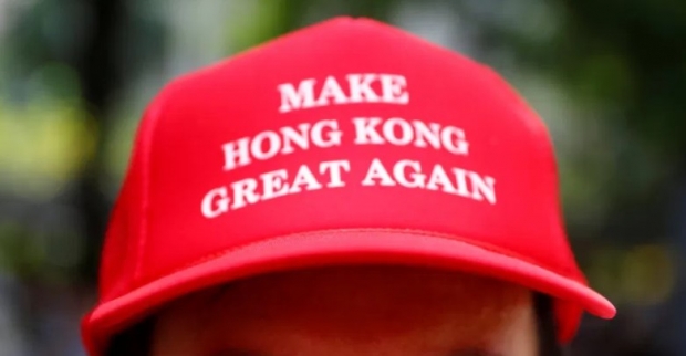 "홍콩을 다시 위대하게'라는 모자에 쓰인 문구가 홍콩의 현실을 말해주고 있다.