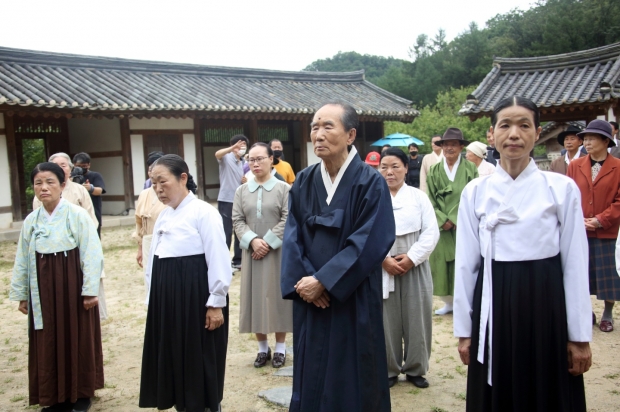 가운데 탈렌트김하림와 출연진들이 한 신을 연기하고 있다.