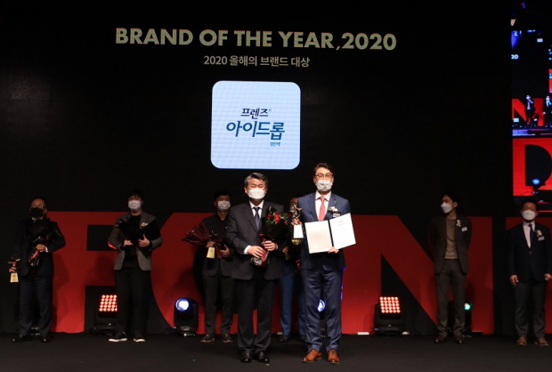 지난 12일 서울 신라호텔에서 열린 '2020 올해의 브랜드 대상' 시상식에서 전재호 한국소비자포럼 대표(앞줄 왼쪽)와 이용수 JW중외제약 의원약국사업본부장(앞줄 오른쪽)이 기념사진을 촬영하고 있다.
