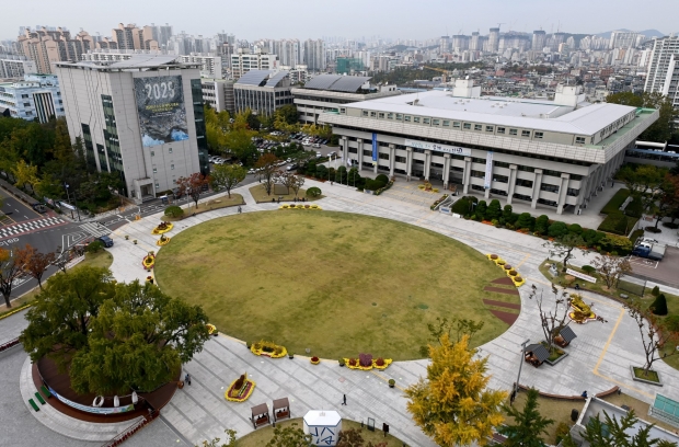 인천시 청사와 인천애뜰-2025년 수도권매립지 종료 현수막