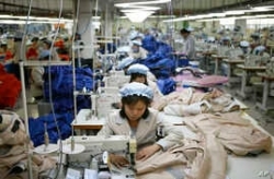 중국의 한 의류공장에서 일하고 있는 북한 노동자들.