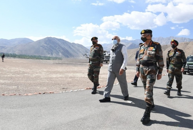 나렌드라 모디 인도 총리는 2020년 7월 3일 라다크를 방문해 전진 배치된 인도군 병사들과 함께 현지를 둘러보고 있다/사진 : 위키피디아