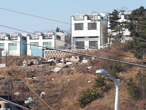 선재교을 건너자 마자 오른 쪽 산등성이에 생활쓰레기가 쌓여 있다.